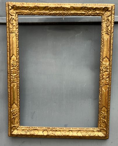 Sculpted and gilded frame from the 18th century