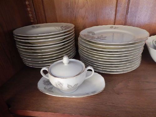Service de 12 assiettes plates, creuses, à dessert, de service et tasses.