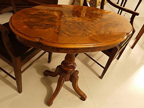 Mesa auxiliar de forma lobulada inusual
