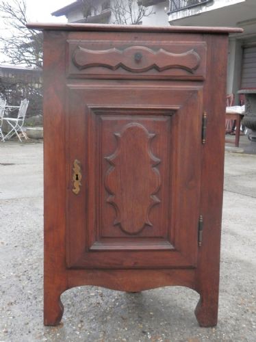 corner cupboard with one door