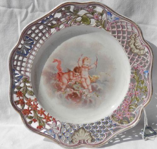 Assiette avec des figures