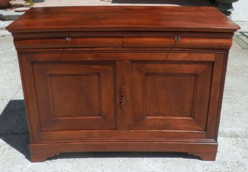 credenza a due ante e due cassetti