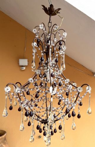 lampadario con pendenti  a goccia, trasparenti e colorati
