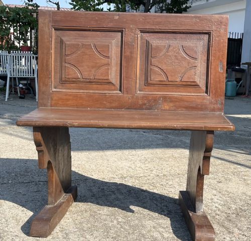 Bench in walnut
    