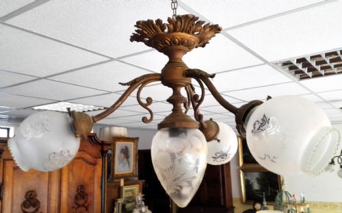 Lustre avec globes dépolis et pomme de pin centrale