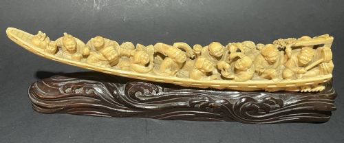 Okimono em marfim trabalhado