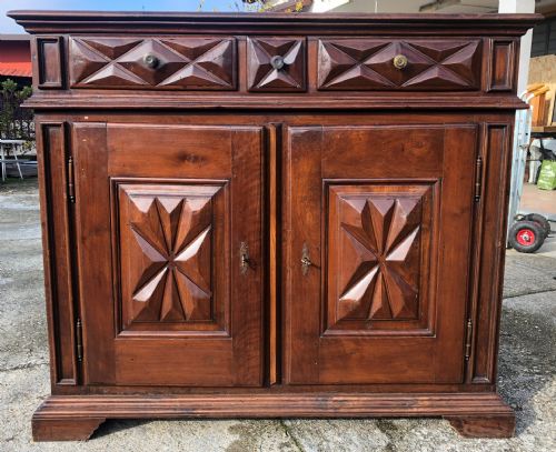 credenza a punta di diamante