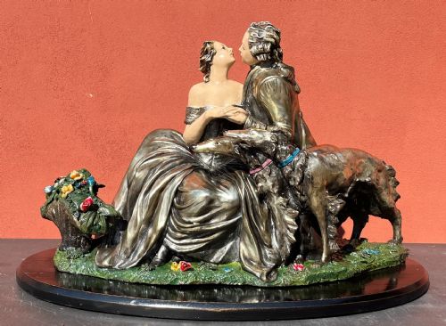 Große Keramikstatue, mit silberbeschichteten Kupferteilen.