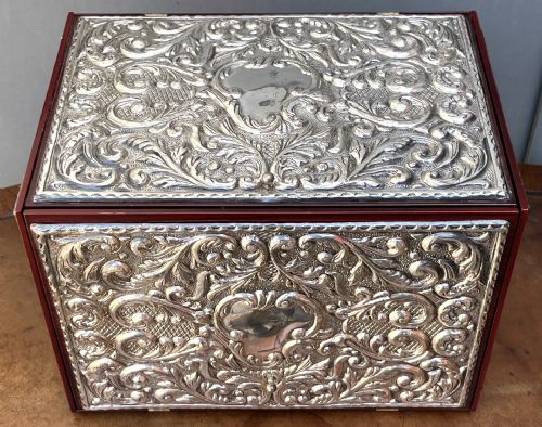 scatola/cofanetto portagioie, in legno di mogano, con applicazioni in argento 925