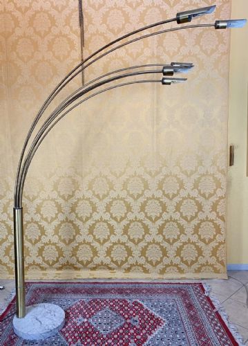 BELLISSIMA LAMPADA DA TERRA AD ARCO DORATA DESIGN ITALIANO. 