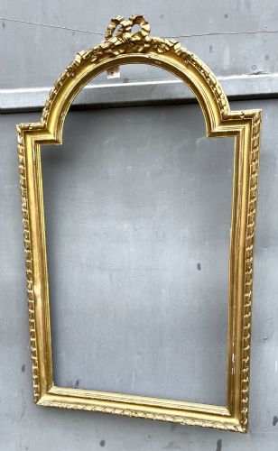 cornice dorata con cimasa di forma sagomata