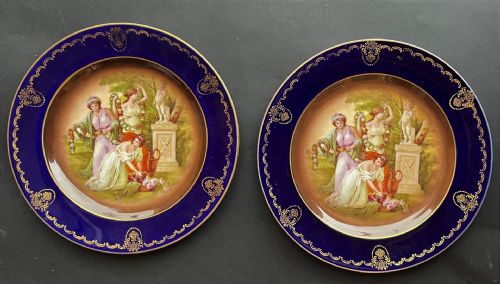 pareja de platos pintados, con figuras mitologicas
    