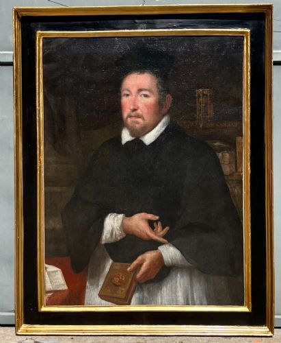 personaggio con volumetto a stemma quadripartito