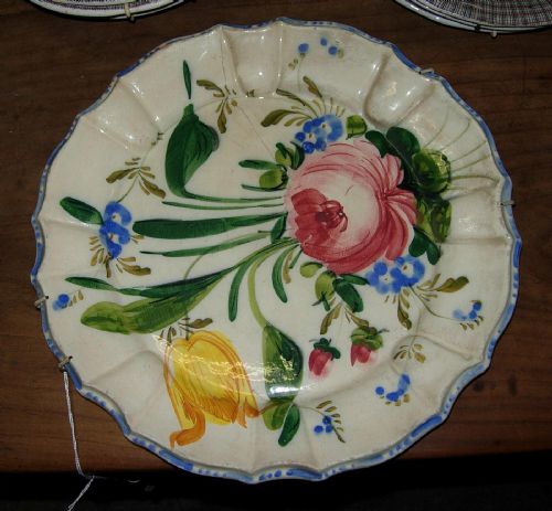 Teller mit polychromen Blumen