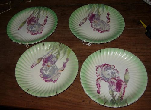 4 assiettes avec des iris