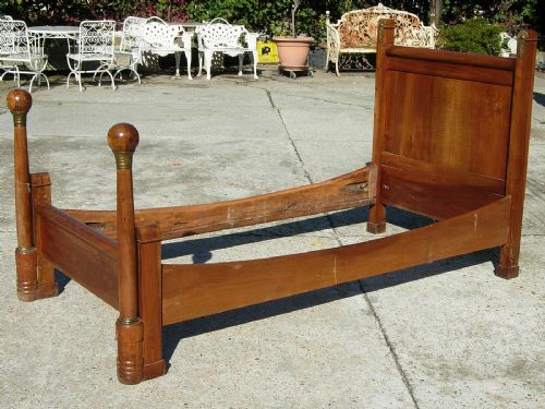 Cama en nogal