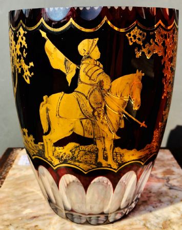 vase en cristal de Bohême rubis et or
    