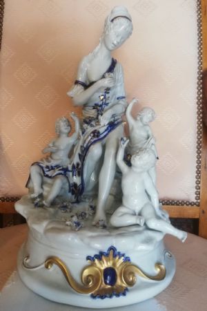 scultura in ceramica bianco-blu