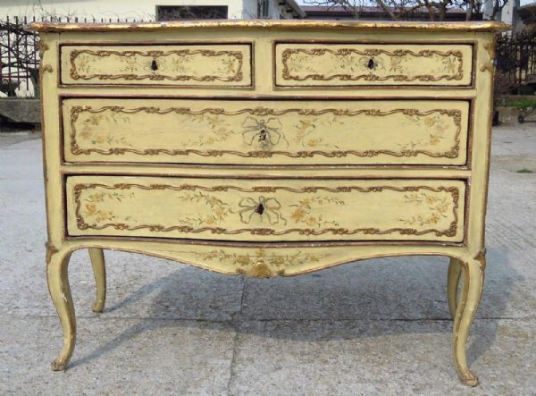 Lacquered chest of drawers