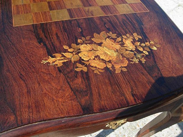 mesa com incrustações e bronzes ricos 1800
    