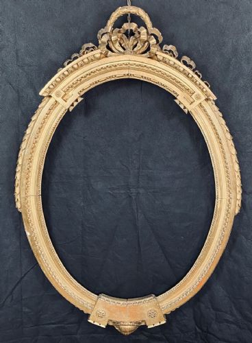 Oval carved frame in pure gold from the directory period
    