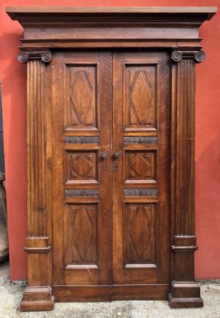 Tür aus den 1700er Jahren, mit genannt
    