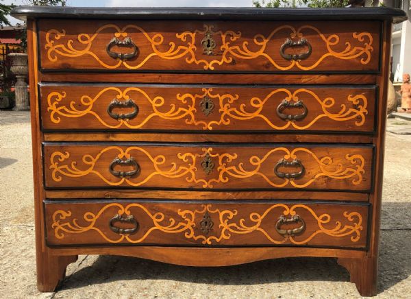 inlaid chest of drawers from the 1700s of Piedmont
    