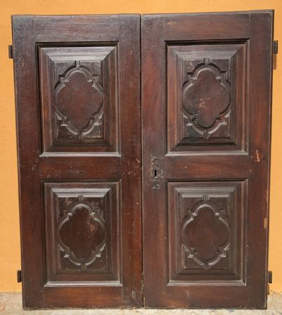 par de puertas de nogal con motivos barrocos
    