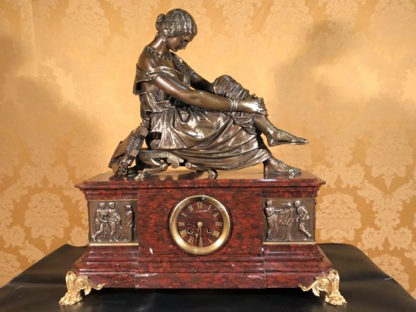 Importante relógio de pêndulo com mármore e bronze assinados
    