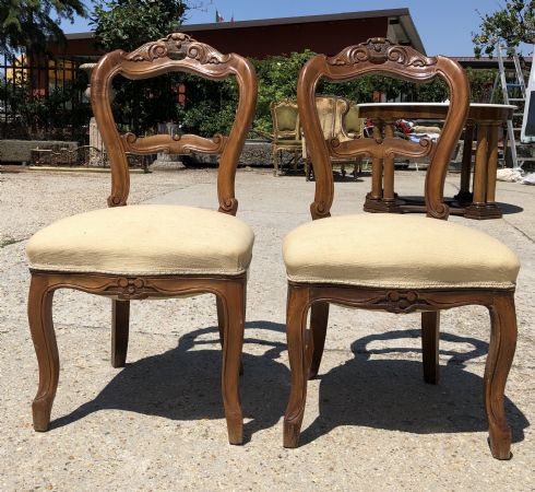 19世纪的两把胡桃木椅子
    