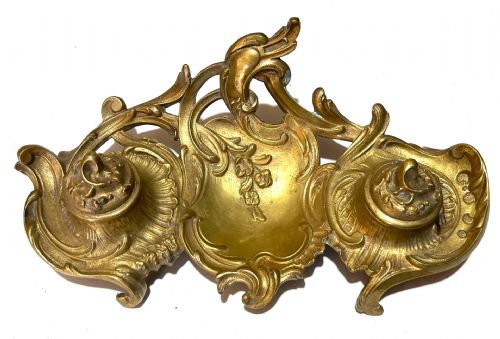 calamaio in bronzo dorato con riccioli barocchi
