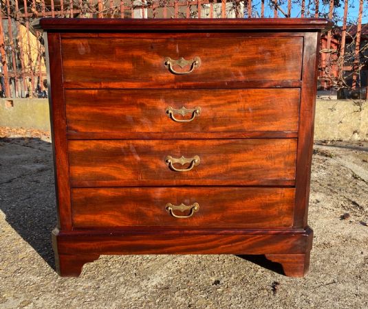 antique small chest of drawers chest of drawers in mahogany period 1800.
    