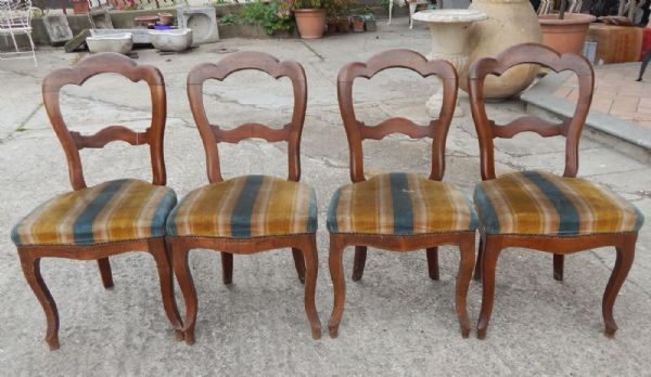 cuatro sillas en madera de nogal
    