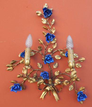 coppia di appliques in ottone sbalzato e dorato, con roselline blu