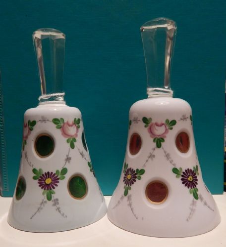 dos campanas de cerámica decorados
    