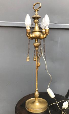 Lámpara florentina con mascarones de proa
    