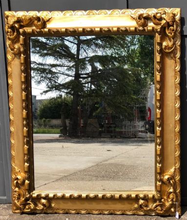 雕刻和镀金木材镜子，带有异形小行政区
    